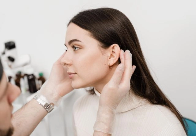 por qué se despegan las orejas después de una otoplastia